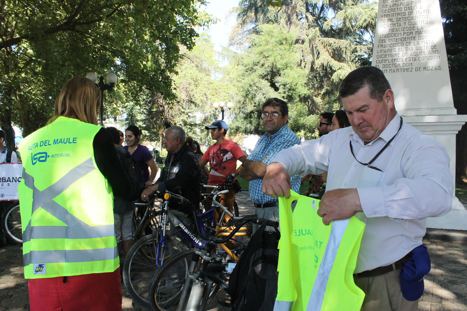 Autoridades entregan chalecos reflectantes a ciclistas urbanos de Linares