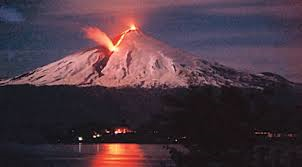 Volcán Villarrica entra en erupción y autoridades decretan Alerta Roja