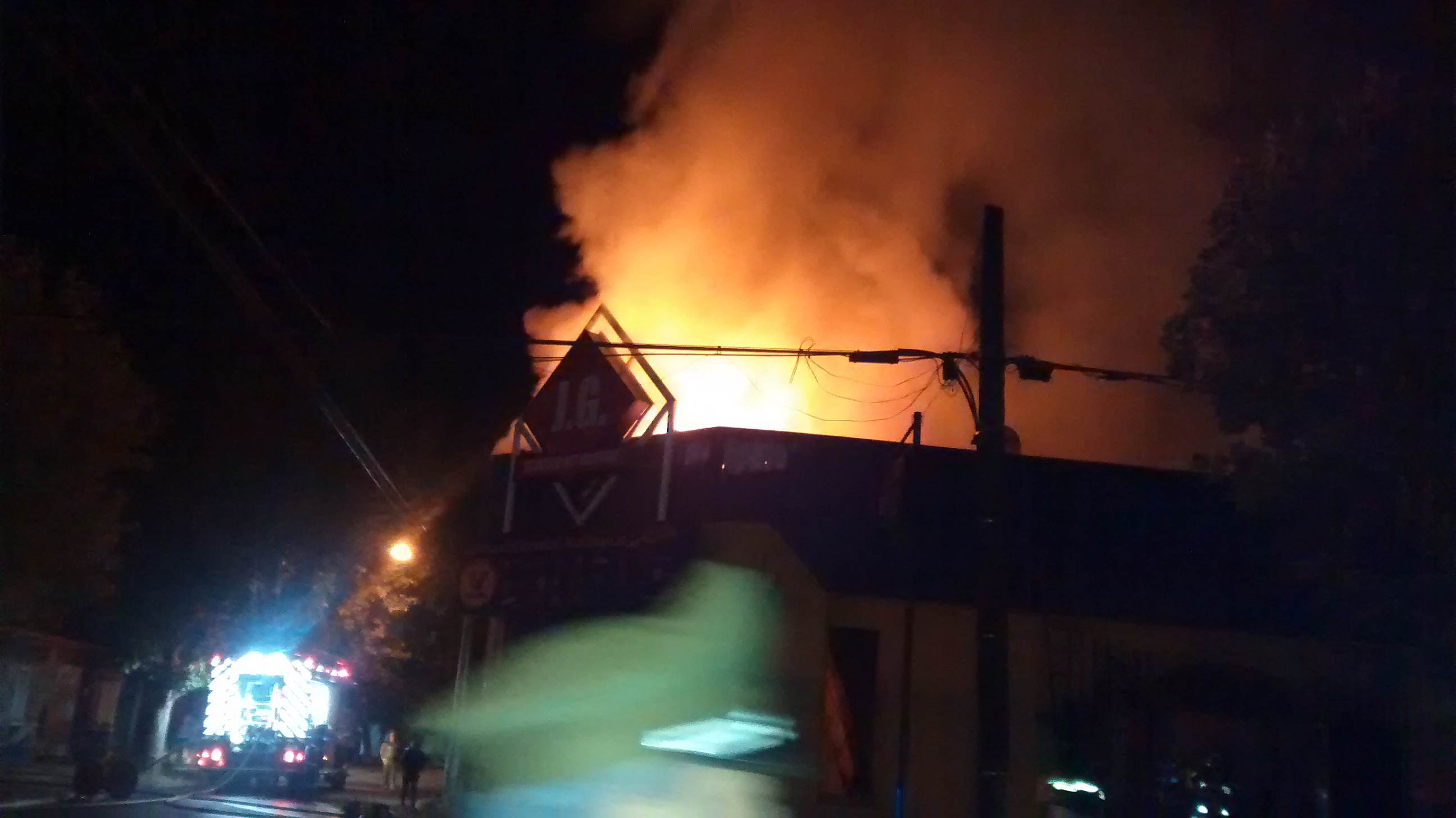 Incendio destruye cuatro locales comerciales esta mañana en Talca