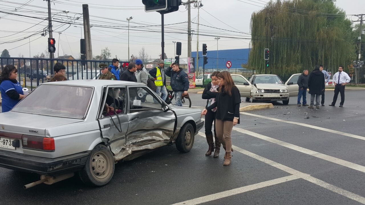 Colisión entre dos vehículos en avenida Colín deja lesionados en Talca