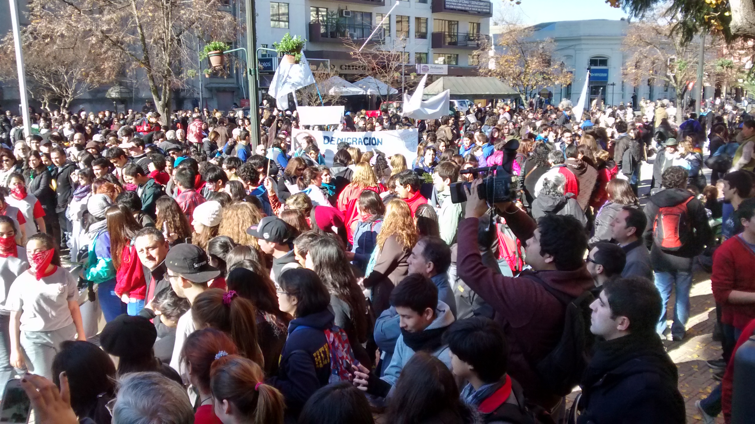 Profesores fueron apoyados en marcha masiva por estudiantes de educación superior de Talca