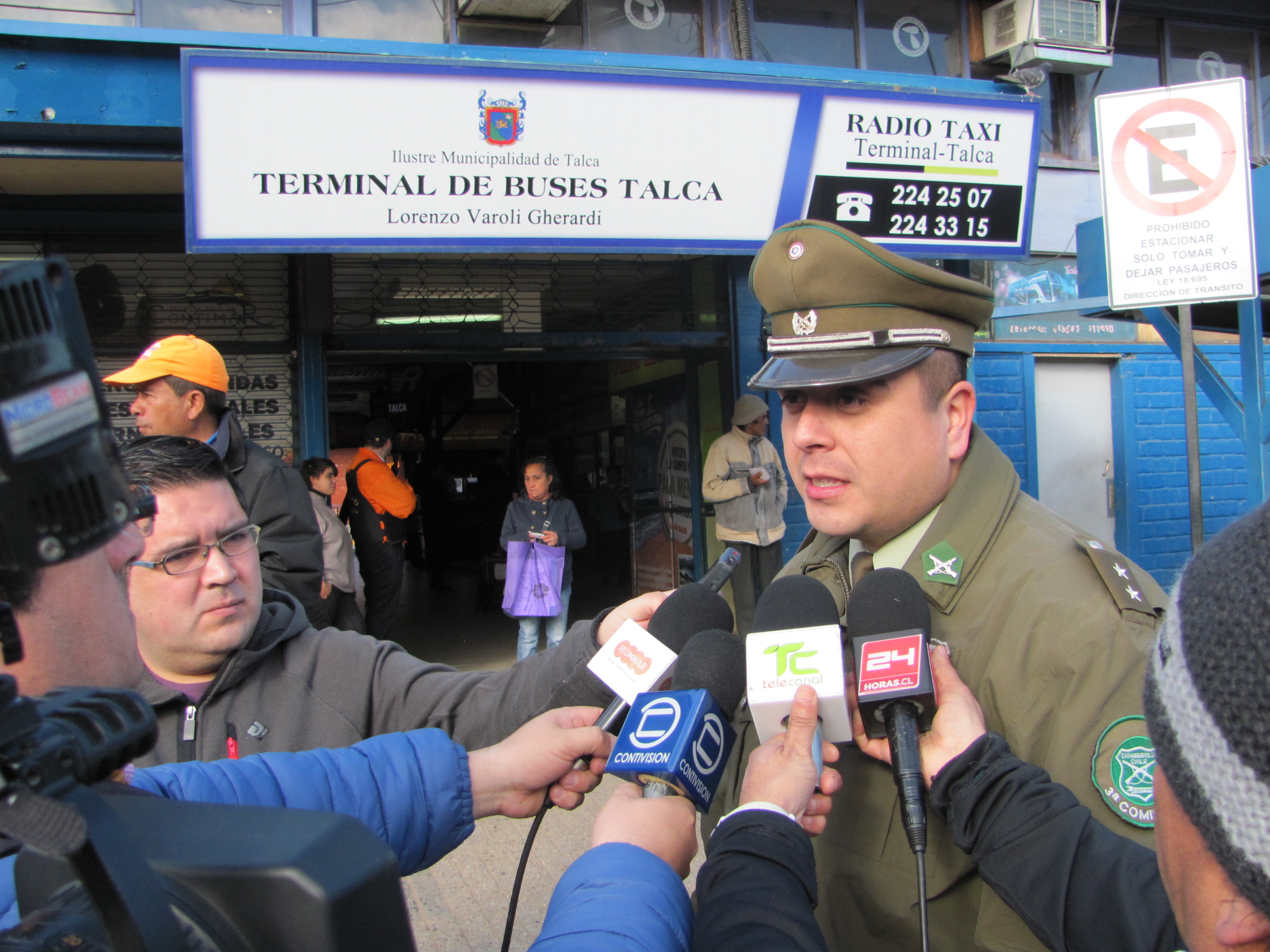 Carabineros y cuidadores de autos realizan campaña preventiva en terminal de buses de Talca