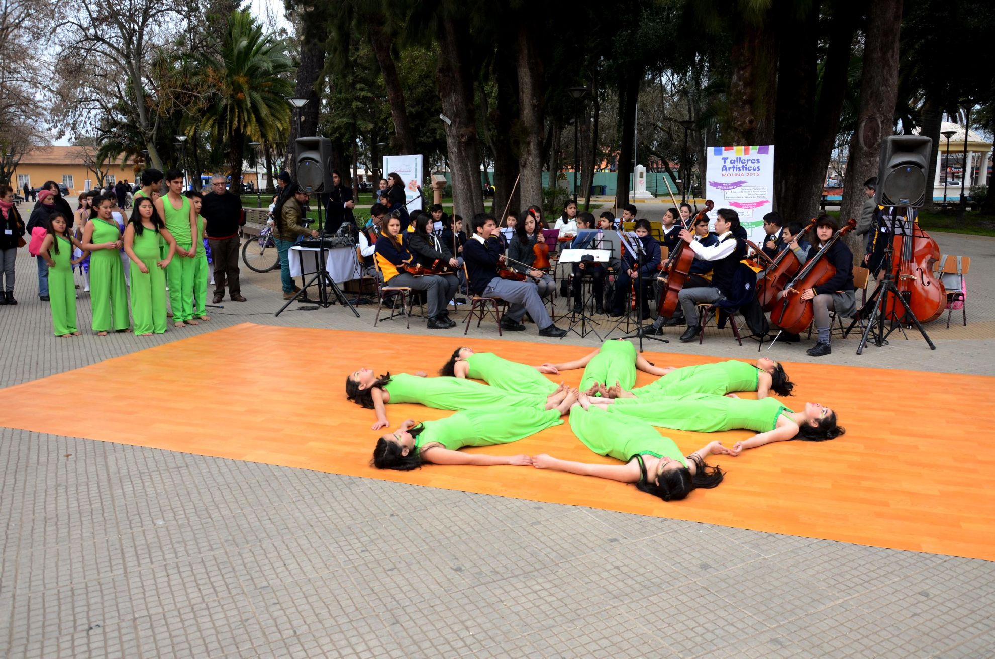 Academia de música y danza realiza intervención en plaza de Molina