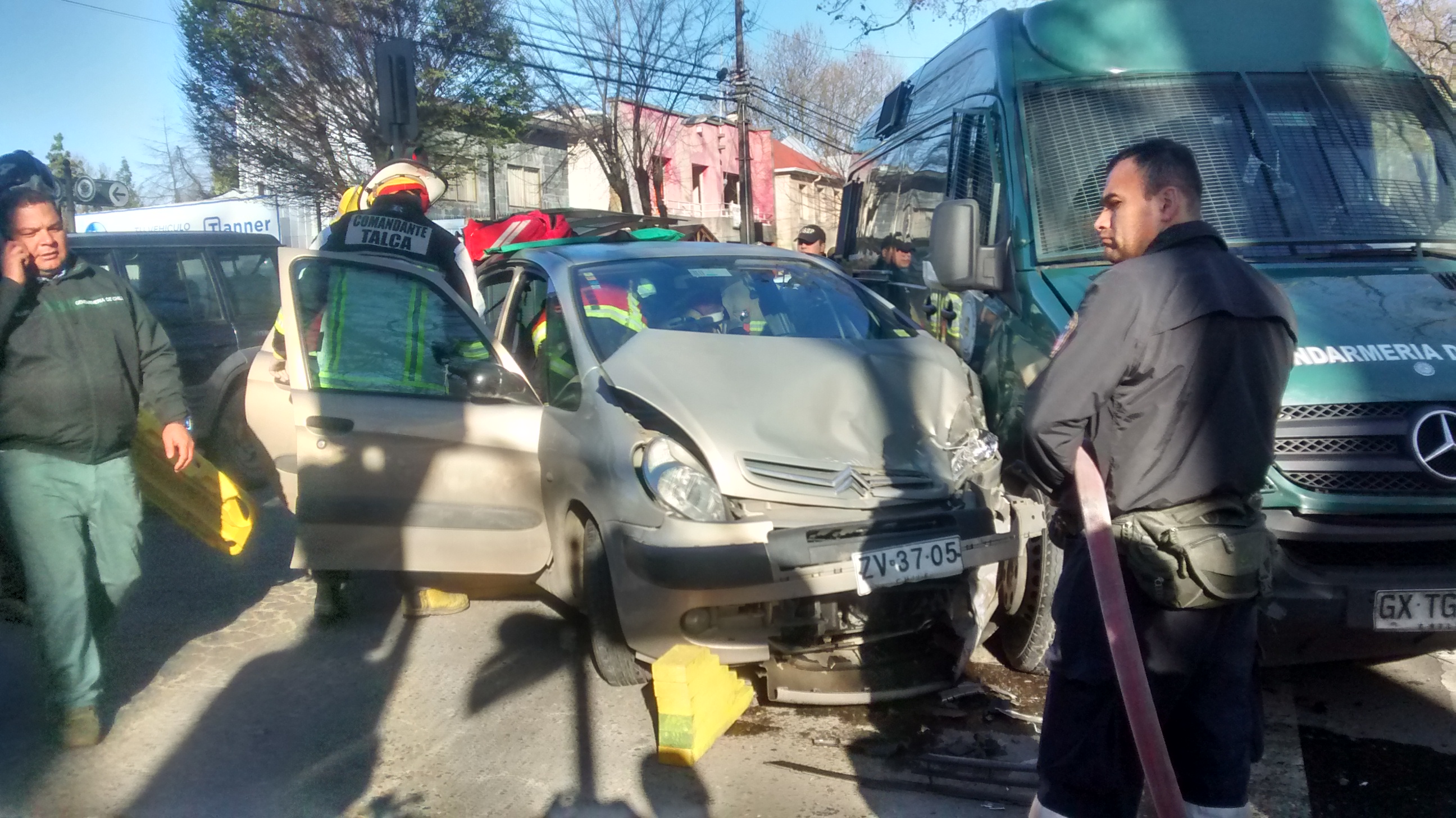[Video] Cinco gendarmes lesionados en dos accidentes de tránsito en Talca