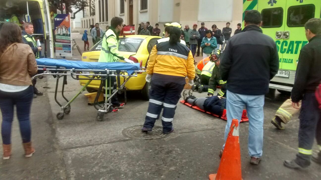 Cinco heridos tras violenta colisión en plena Alameda de Talca