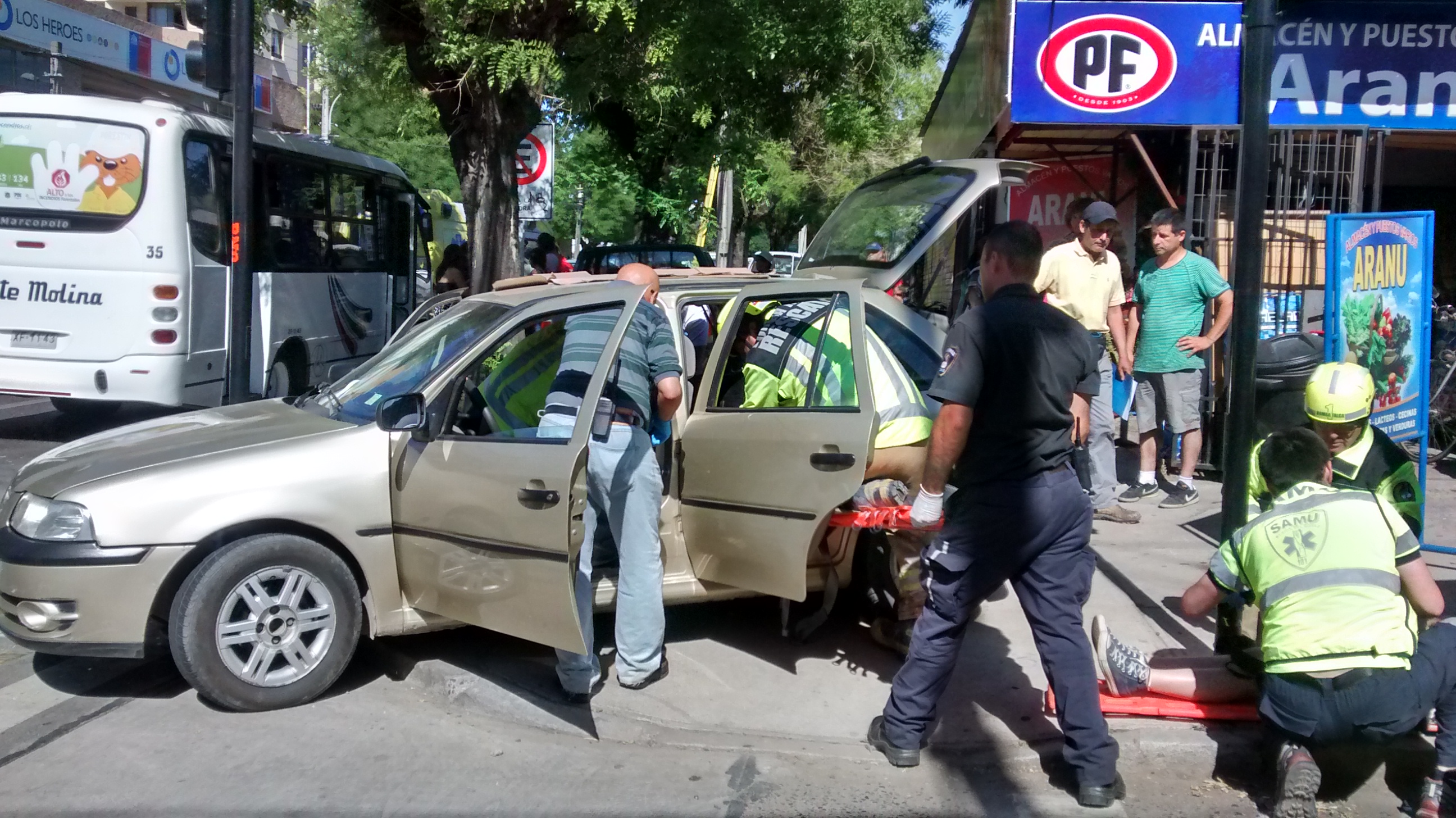 FOTOS: Tres heridos deja violenta colisión entre microbús y automóvil en Talca