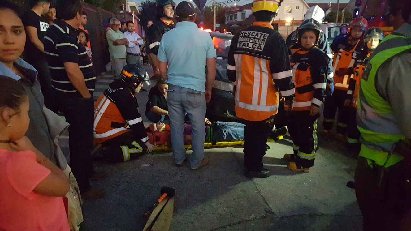 Dos heridos deja violenta colisión en sector poniente de Talca