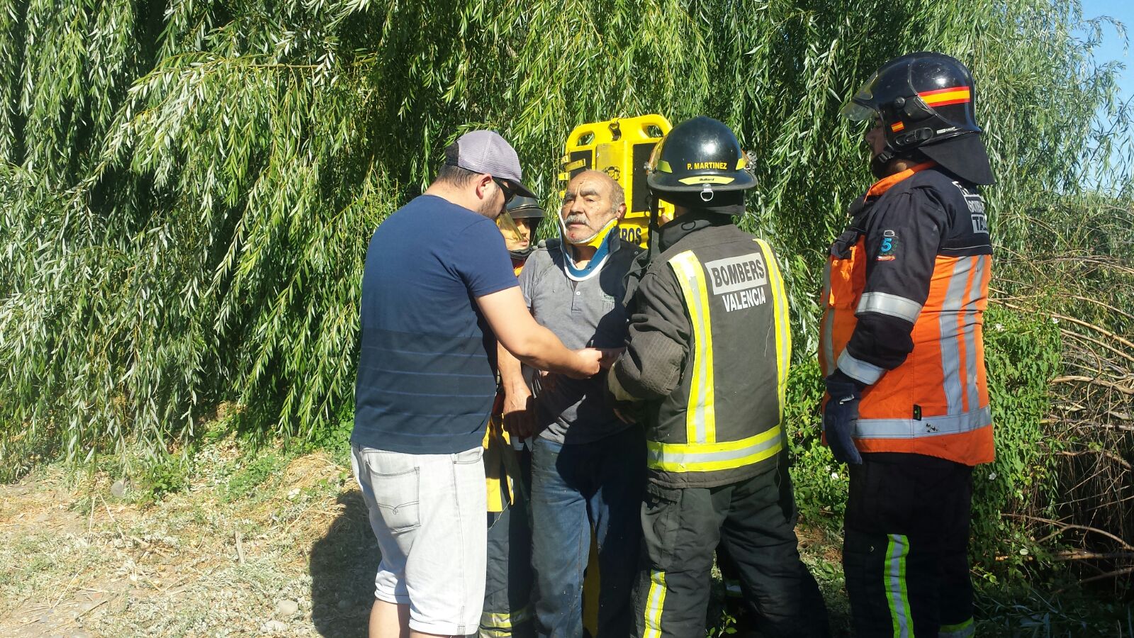 Exclusivo Fotos: Espectacular rescate de anciano que cayó a canal “Cartón” en Talca.
