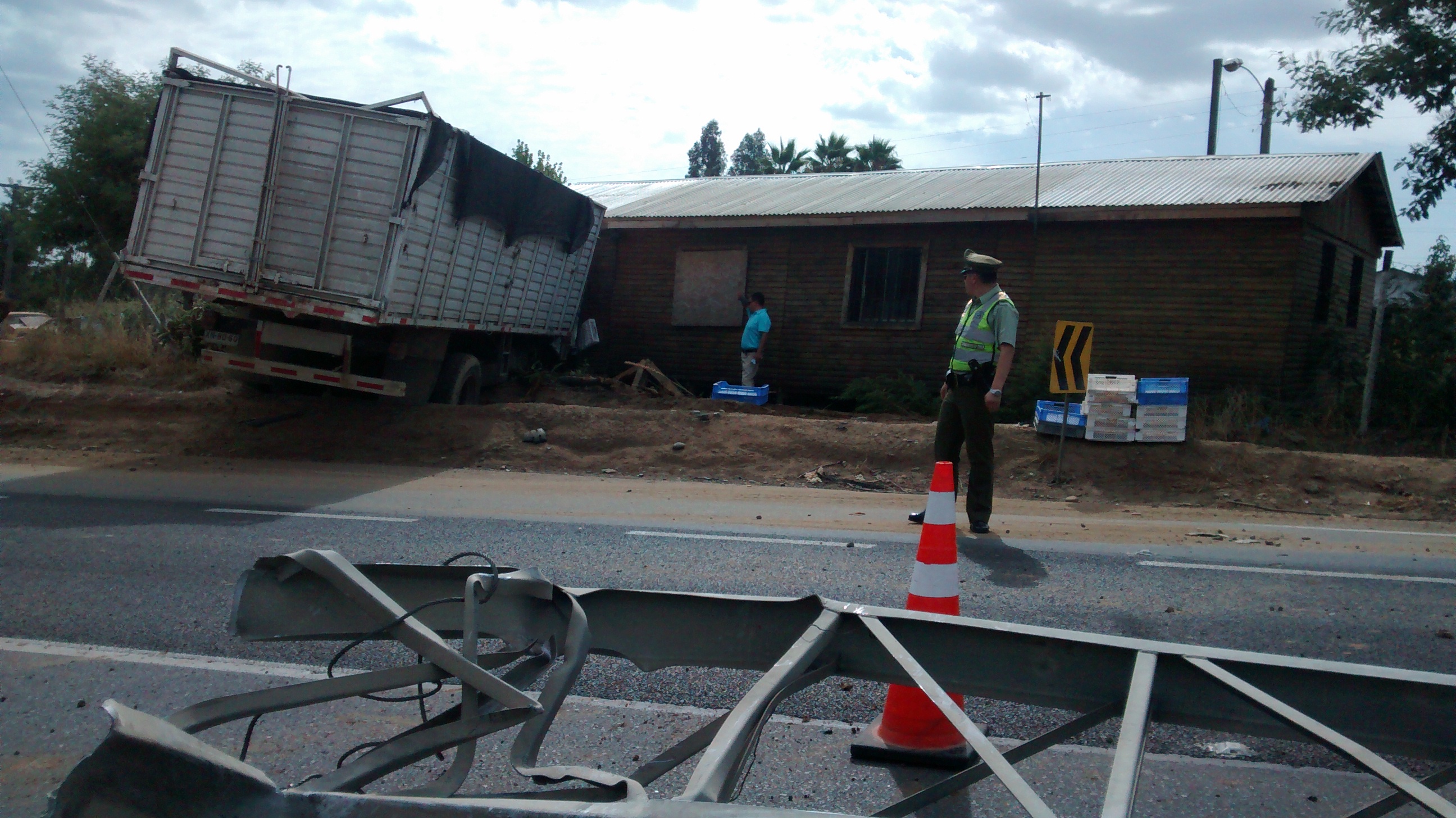Exclusivo: “Pudo ser tragedia” Camión arrasa con estructura de acero y casi derriba casa en ruta cinco al norte de Talca.