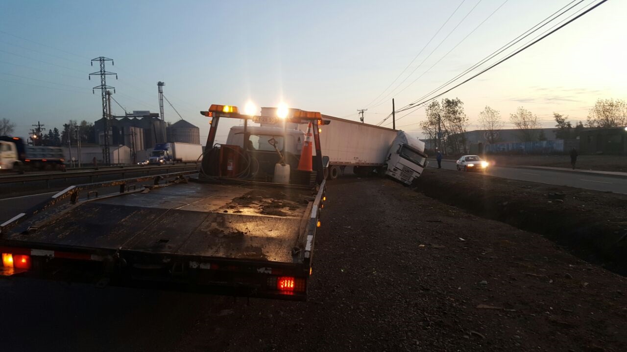 Conductor de camión salva ileso tras volcar la carrocería en ruta cinco sur frente a Talca