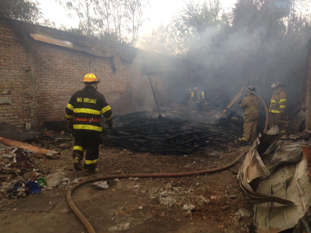 Incendio afecta  a escombros de madera  en sitio eriazo  ubicado en sector casi céntrico de  Talca
