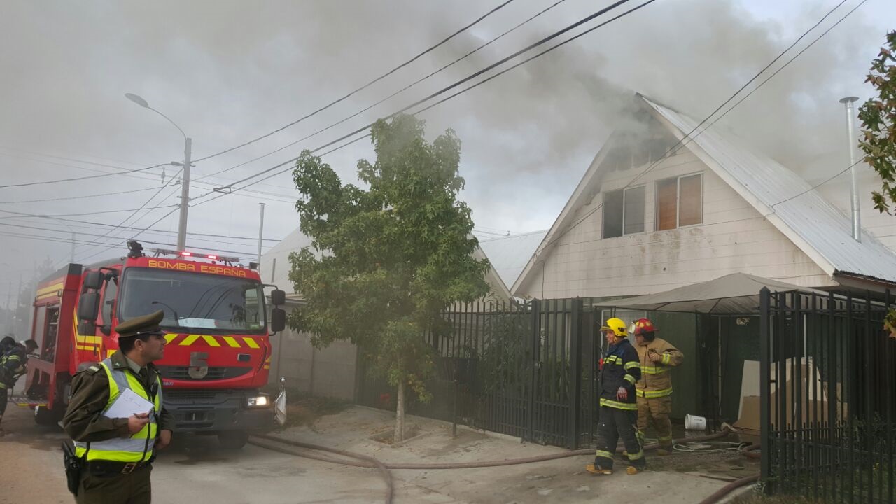 FOTOS: Tensión por incendio que afectó a vivienda en sector poniente de Talca