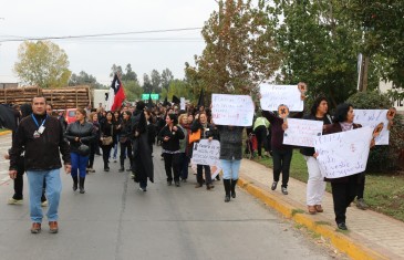 Multitudinaria protesta en Parral en rechazo a eliminación de usuarios del sistema de Salud Municipal por parte de FONASA   