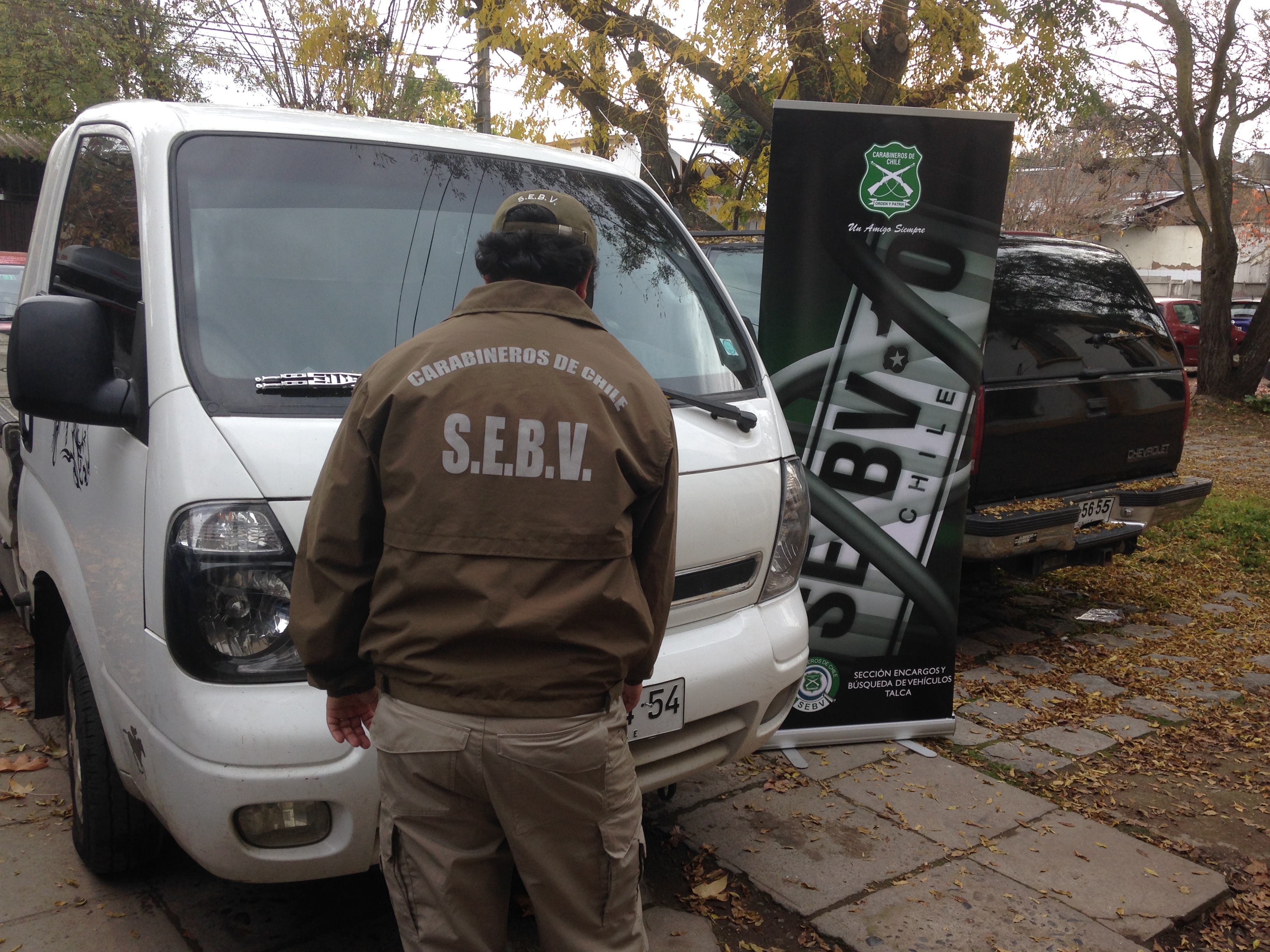 Carabineros del SEBV, recupera en ruta Talca-Pencahue, camioneta robada en violento asalto en Santiago