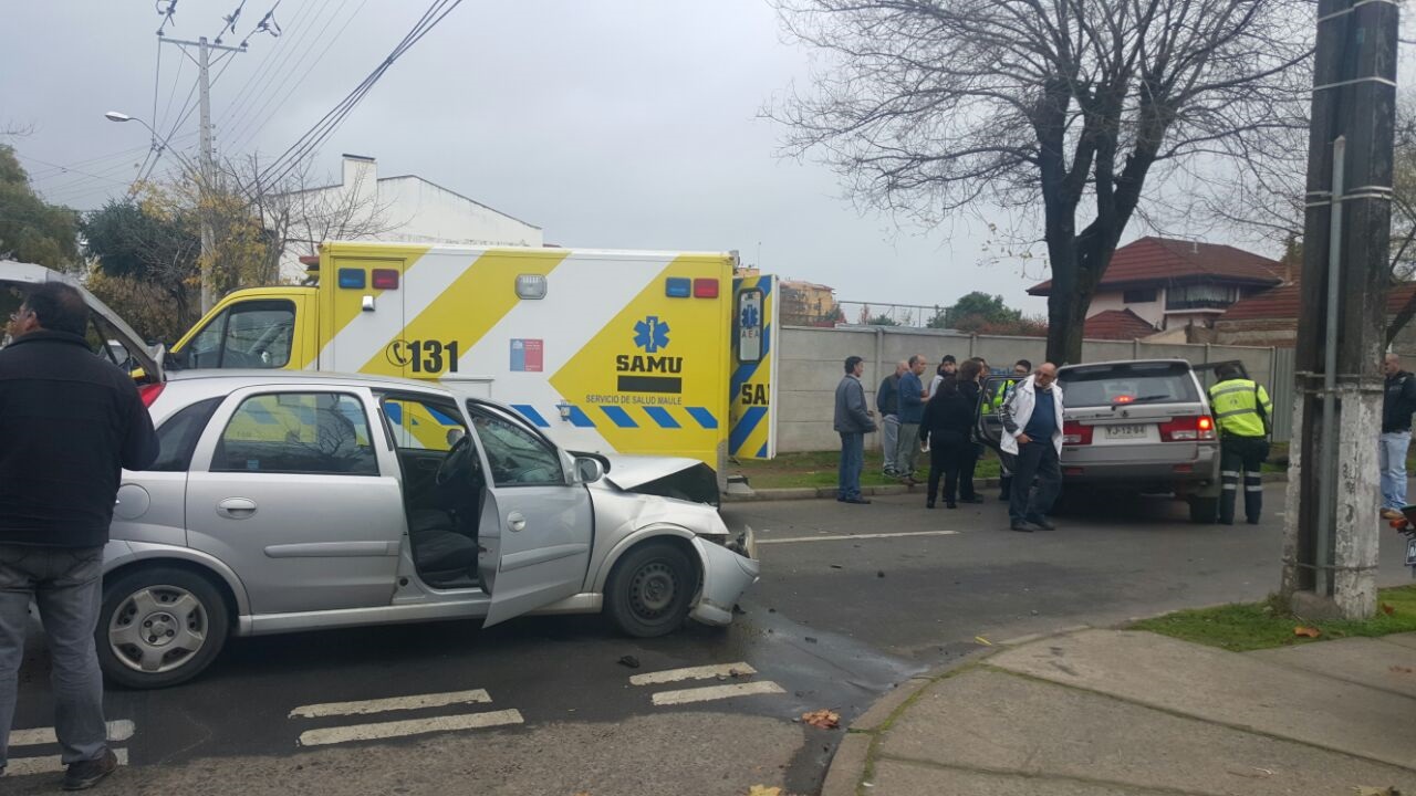 Dos heridos deja colisión vehicular, casi en pleno centro de Talca