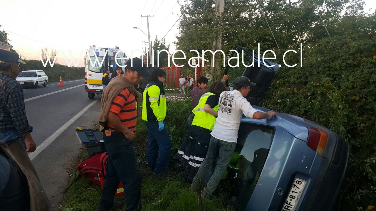 Exclusivo fotos : Un joven atrapado deja volcamiento de vehículo hace pocos minutos camino a Colín en Maule