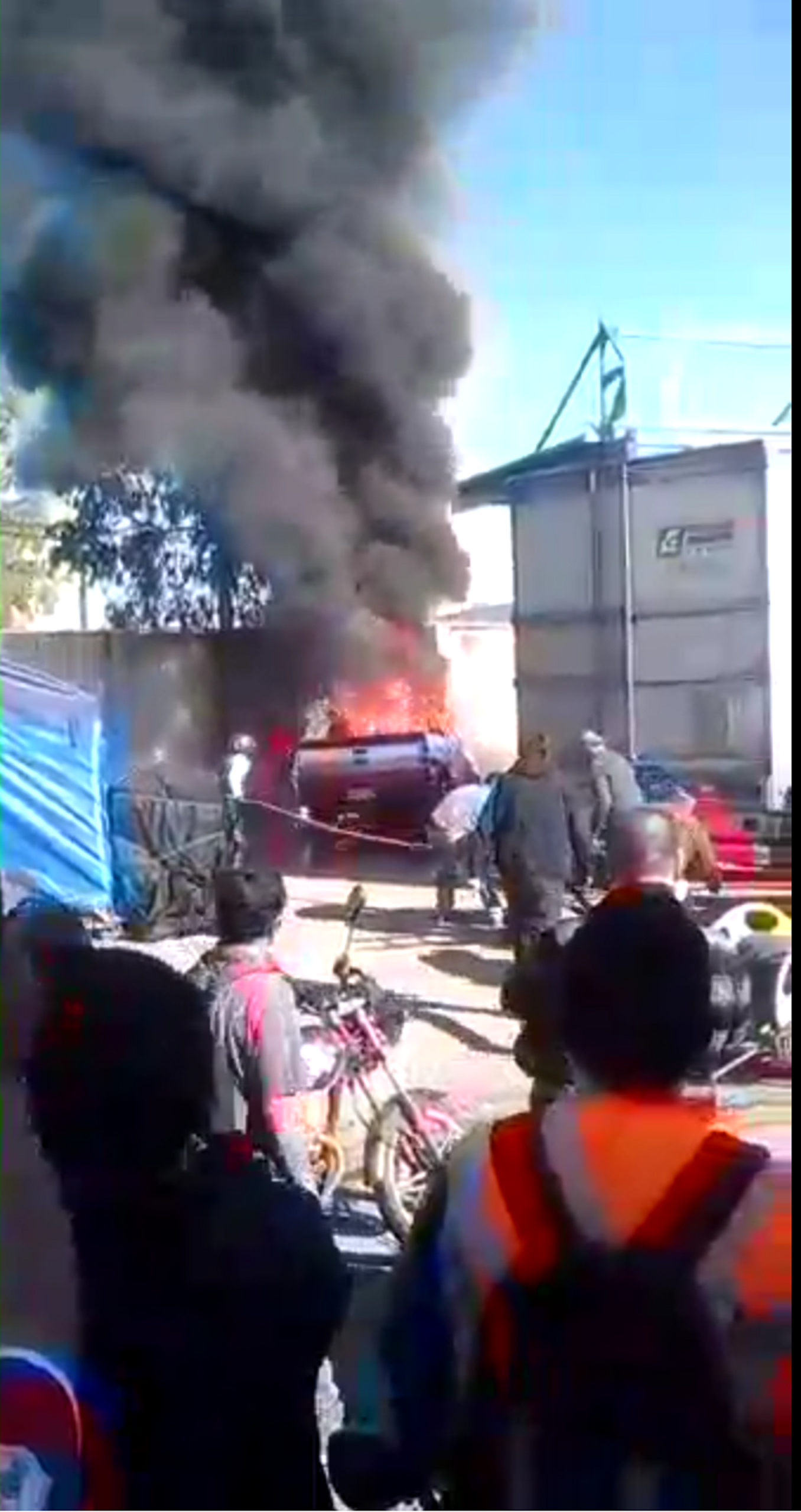 Cenizas o recalentamiento eléctrico, habría gatillado incendio de Camioneta  en la Macrofería en Talca