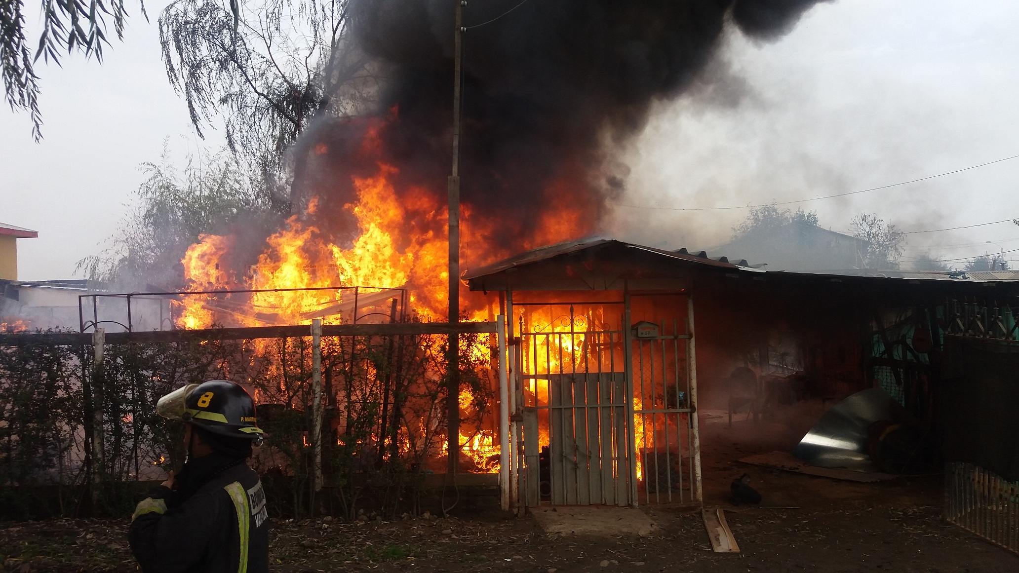 Exclusivo: Una casa y un taller  destruidos, fue el saldo,  de violento incendio registrado esta mañana en la villa Francia de la comuna de Maule.