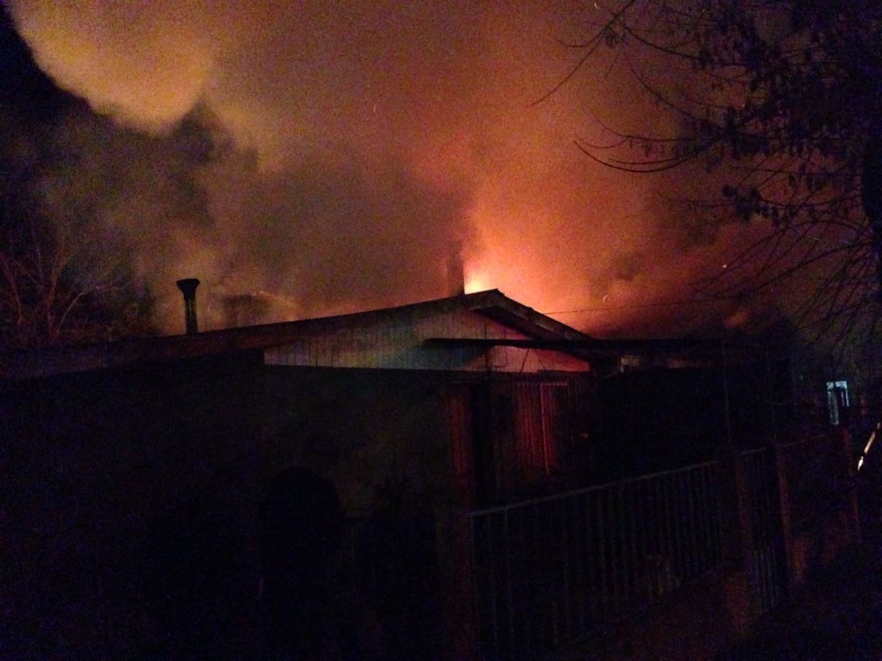 Una casa destruida y otra con daños menores, fue el saldo de un violento incendio registrado esta noche en Talca