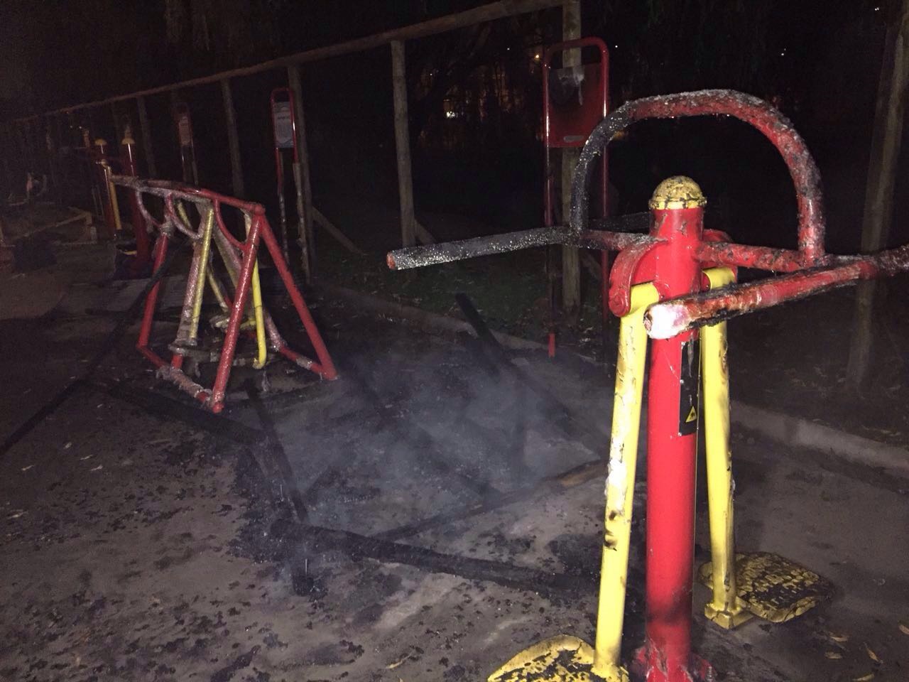Antisociales prenden fuego a juegos infantiles recién instalados en la Villa Las Américas en Talca