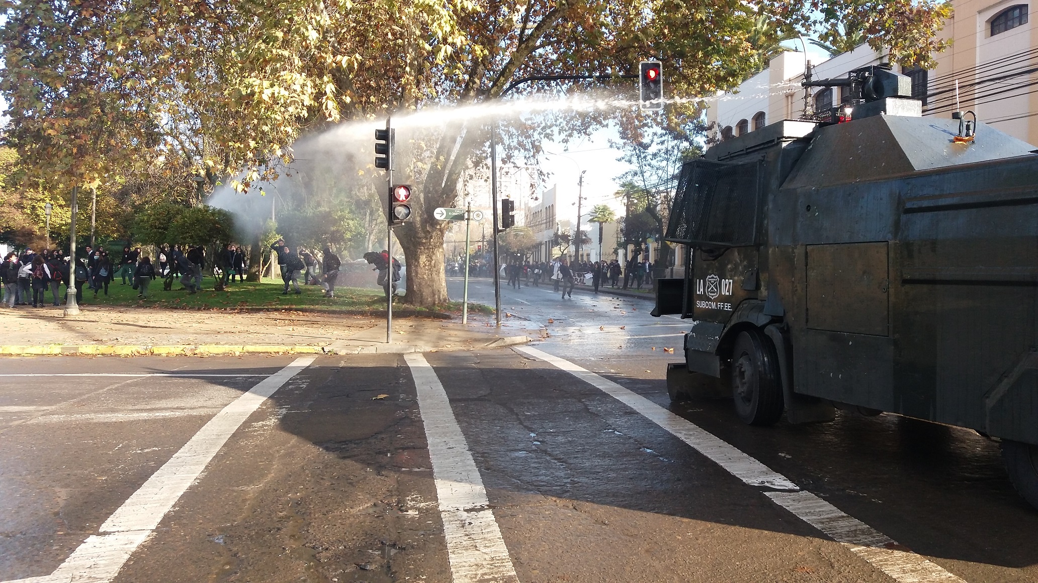Fotos: Enfrentamientos protagonizan estudiantes del LAM y carabineros, en plena Alameda de Talca.