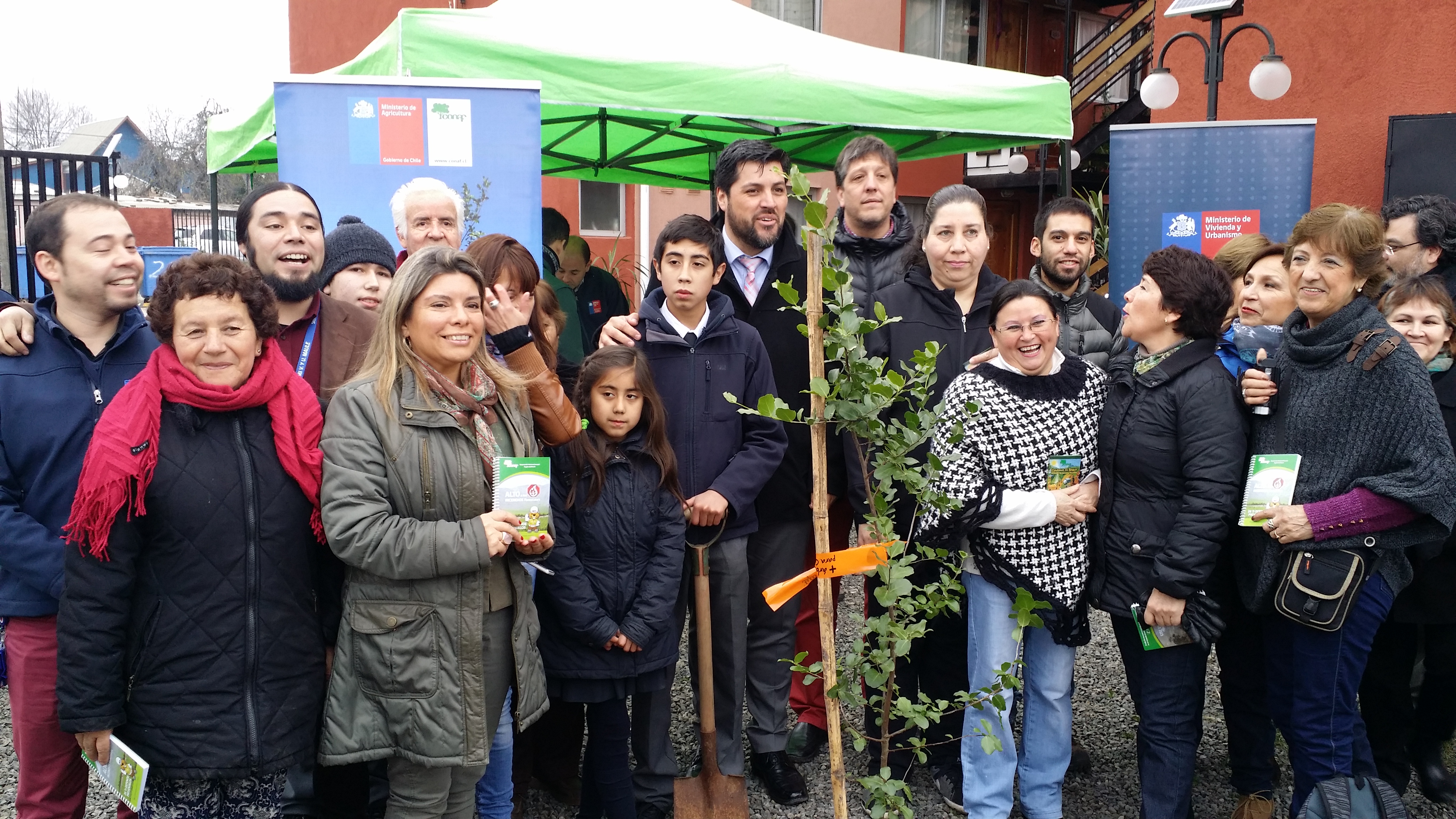 MINVU y CONAF realizan plantación de árboles en condominio Independencia en Talca
