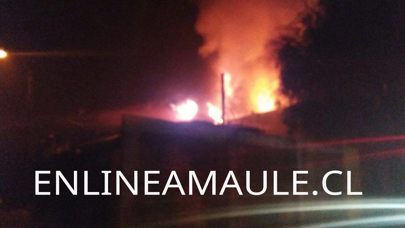 Exclusivo fotos: Violento incendio esta madrugada,  destruye local de comida rápida y daña algunas viviendas en Villa río Claro en Talca.