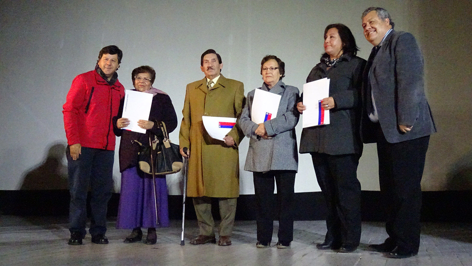 Emotiva entrega de escrituras a familias beneficiadas del  conjunto habitacional Manuel Larraín en Talca   