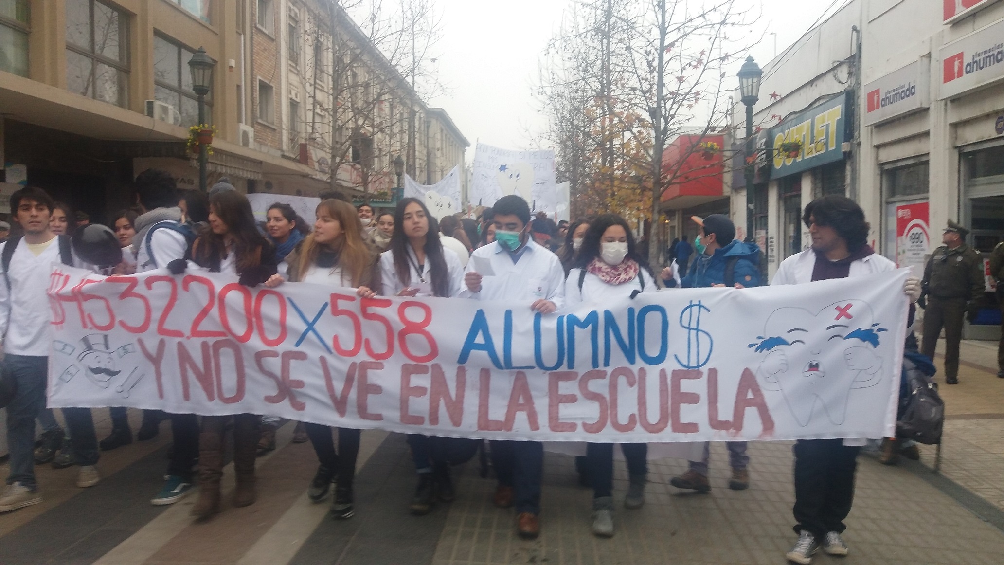 Estudiantes de Odontología  de la U de Talca, realizan  manifestación por deficiencias de esa casa de estudios superiores.