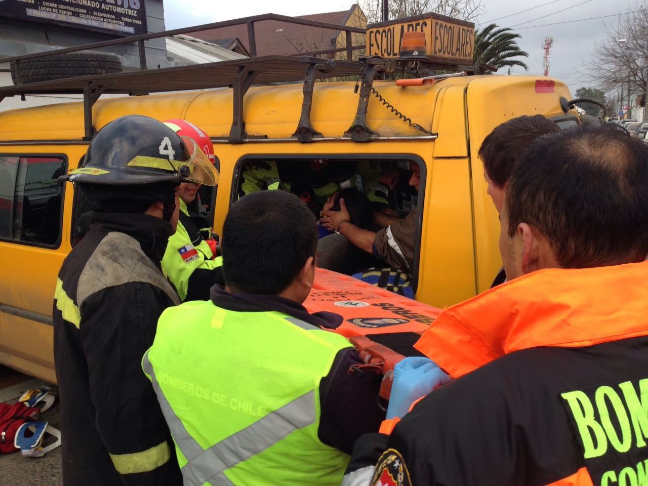 Tres lesionados deja colisión de furgón escolar con vehículo particular en Talca