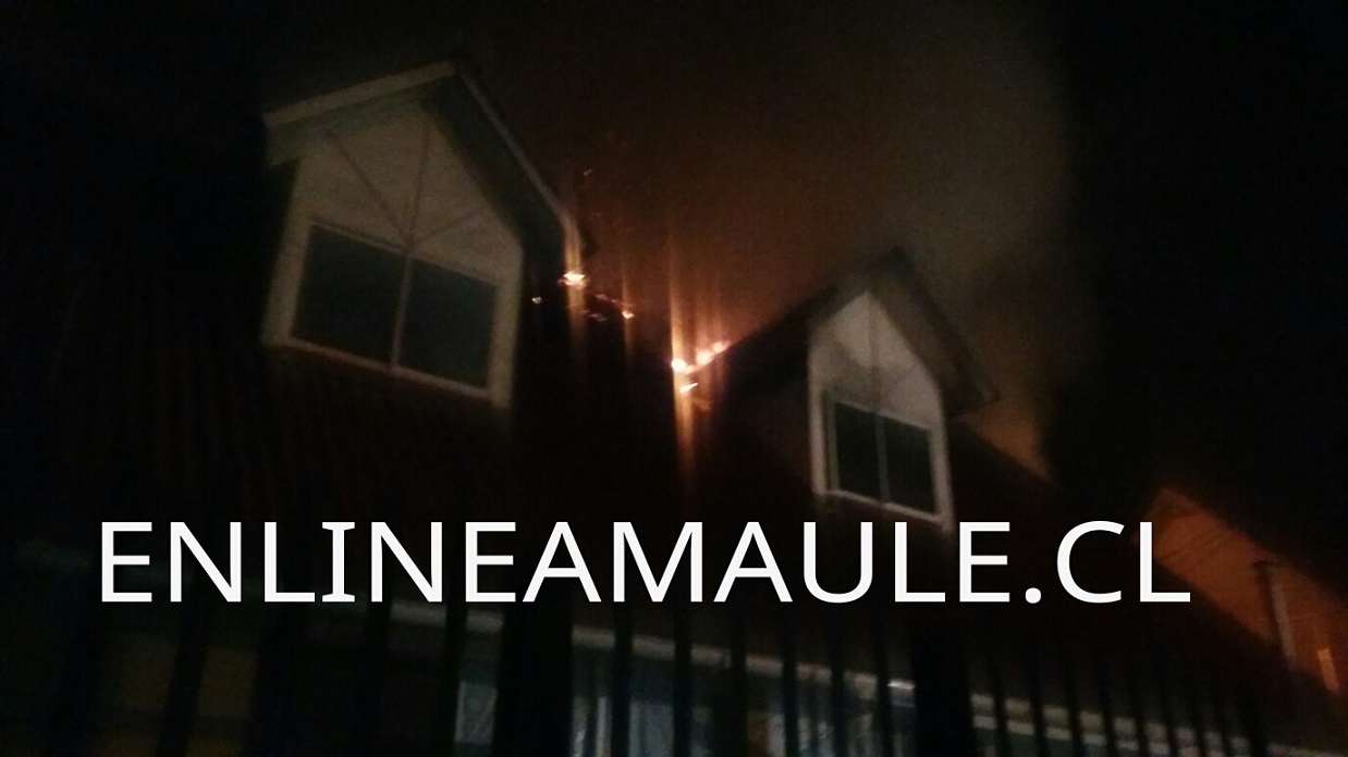 Dos casas afectadas deja violento incendio en Villa Pucará en Talca