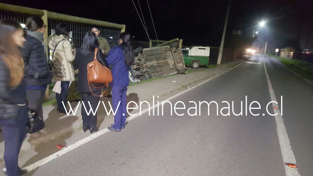 Mujer resulta herida, luego que el vehículo que conducía volcara en caletera sector Unihue en Maule