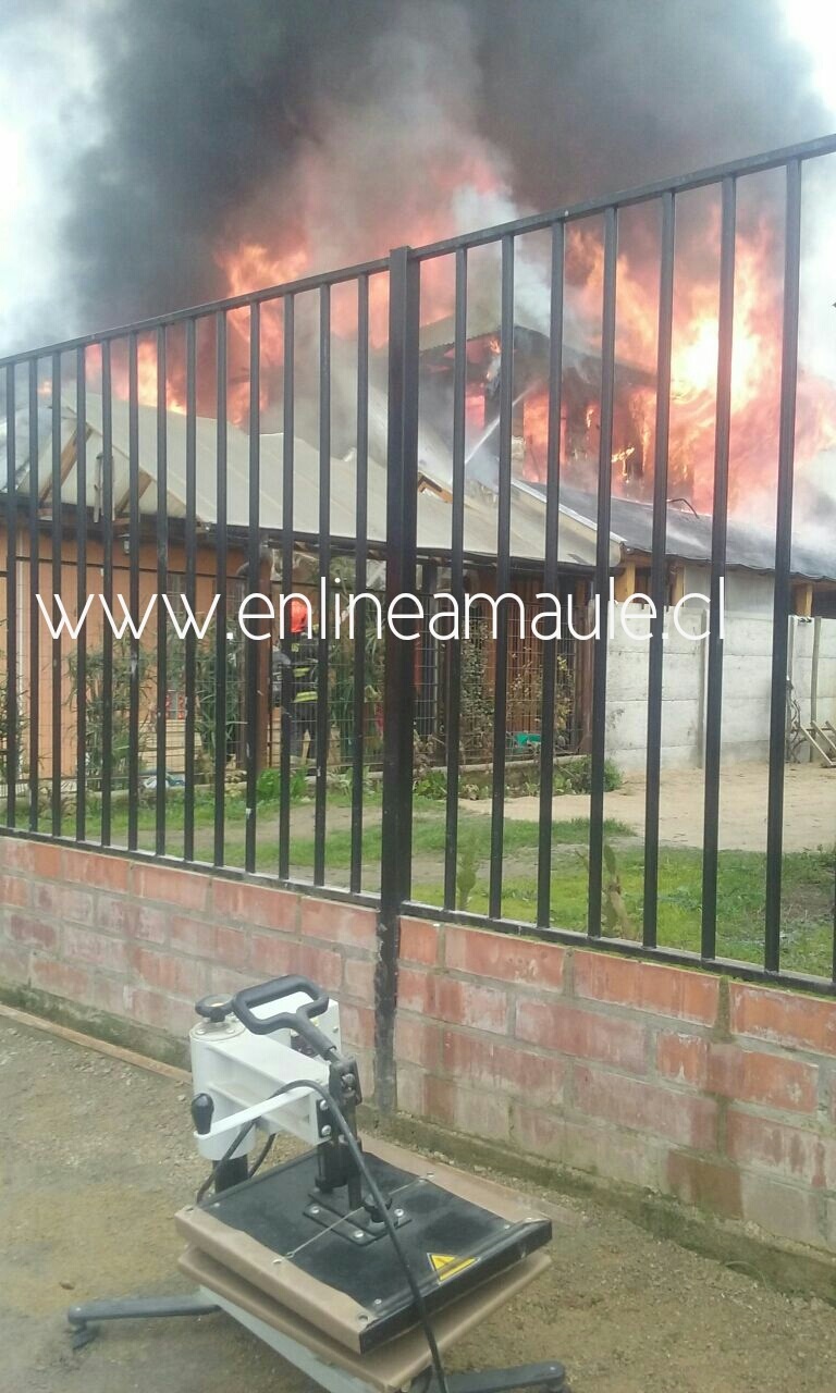 Vivienda de Carabinero en Maule, resulta destruida en voraz incendio