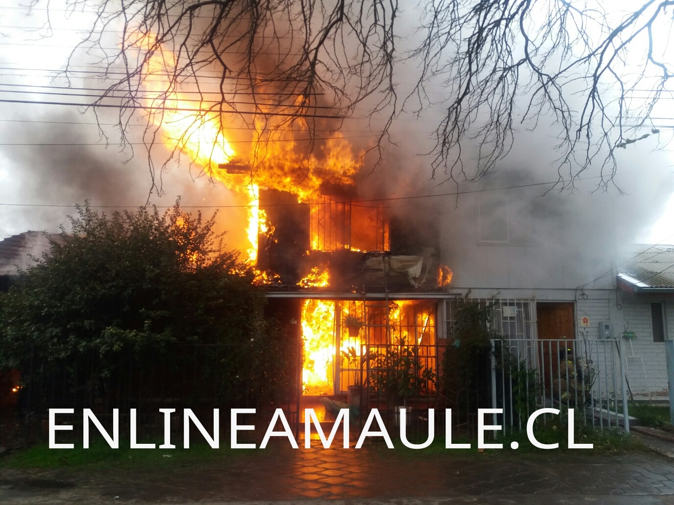 Exclusivo fotos: Daños cuantiosos deja violento incendio que destruye dos casas, en sector poniente de Talca
