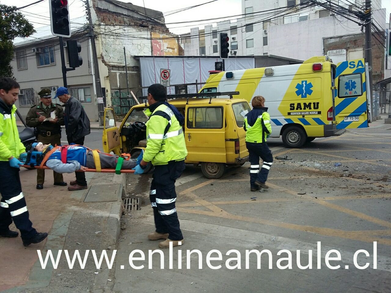 Exclusivo fotos: Dos heridos deja violenta colisión en calle 2 sur con 1 oriente en Talca