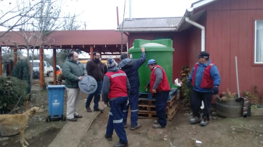 Oficina Comunal de Emergencia de la Municipalidad de Talca entrega estanques de acopio de agua a vecinos del sector El Oriente afectados por sequía 