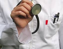 Médicos extranjeros acusan alza en prueba para validar especialidad