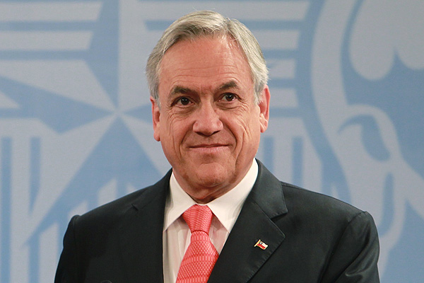 Cadem: Piñera lidera con un 40%