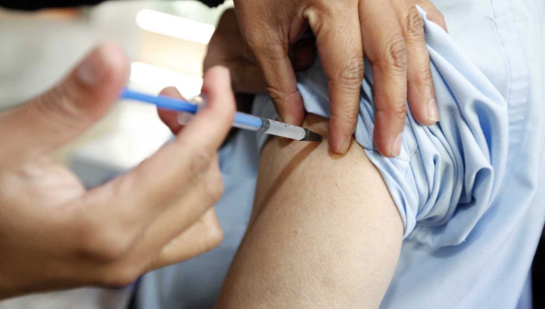 Gobierno evalúa adelantar vacunación de influenza