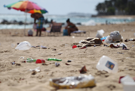Ley prohíbe botar basura en playas o ríos