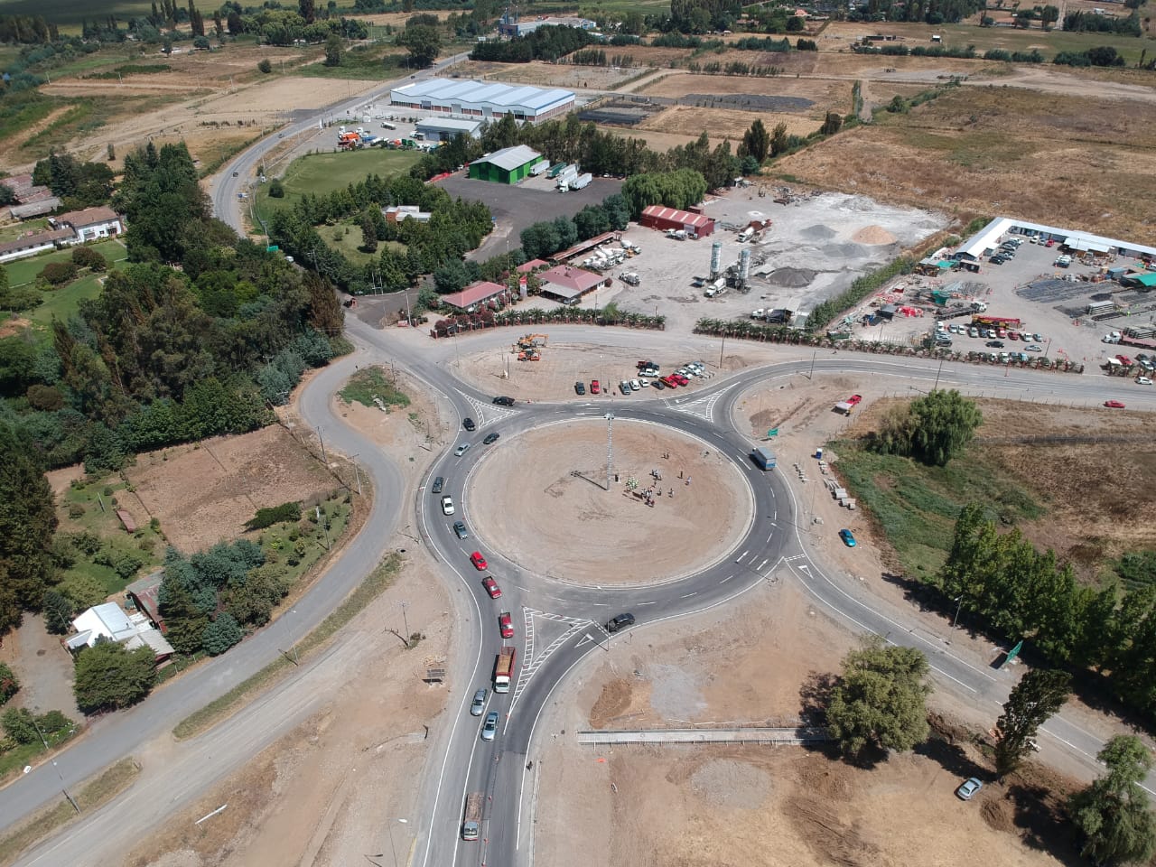 Nueva rotonda en acceso a Linares superó el 80% de avance físico