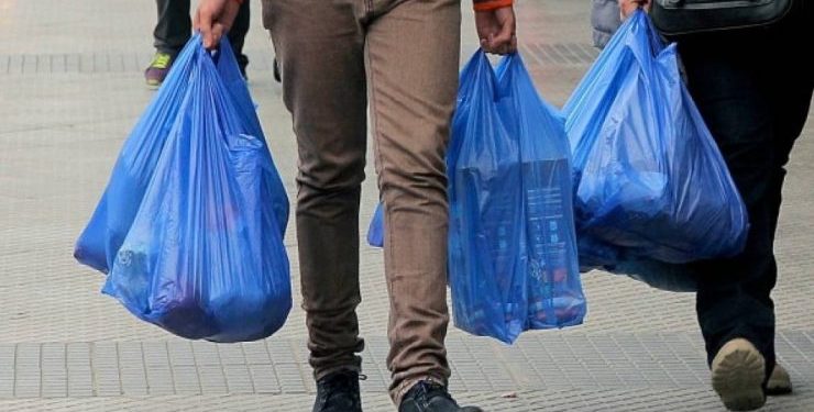 Municipio de San Clemente difunde ley “Chao bolsas plásticas” en el comercio de la comuna