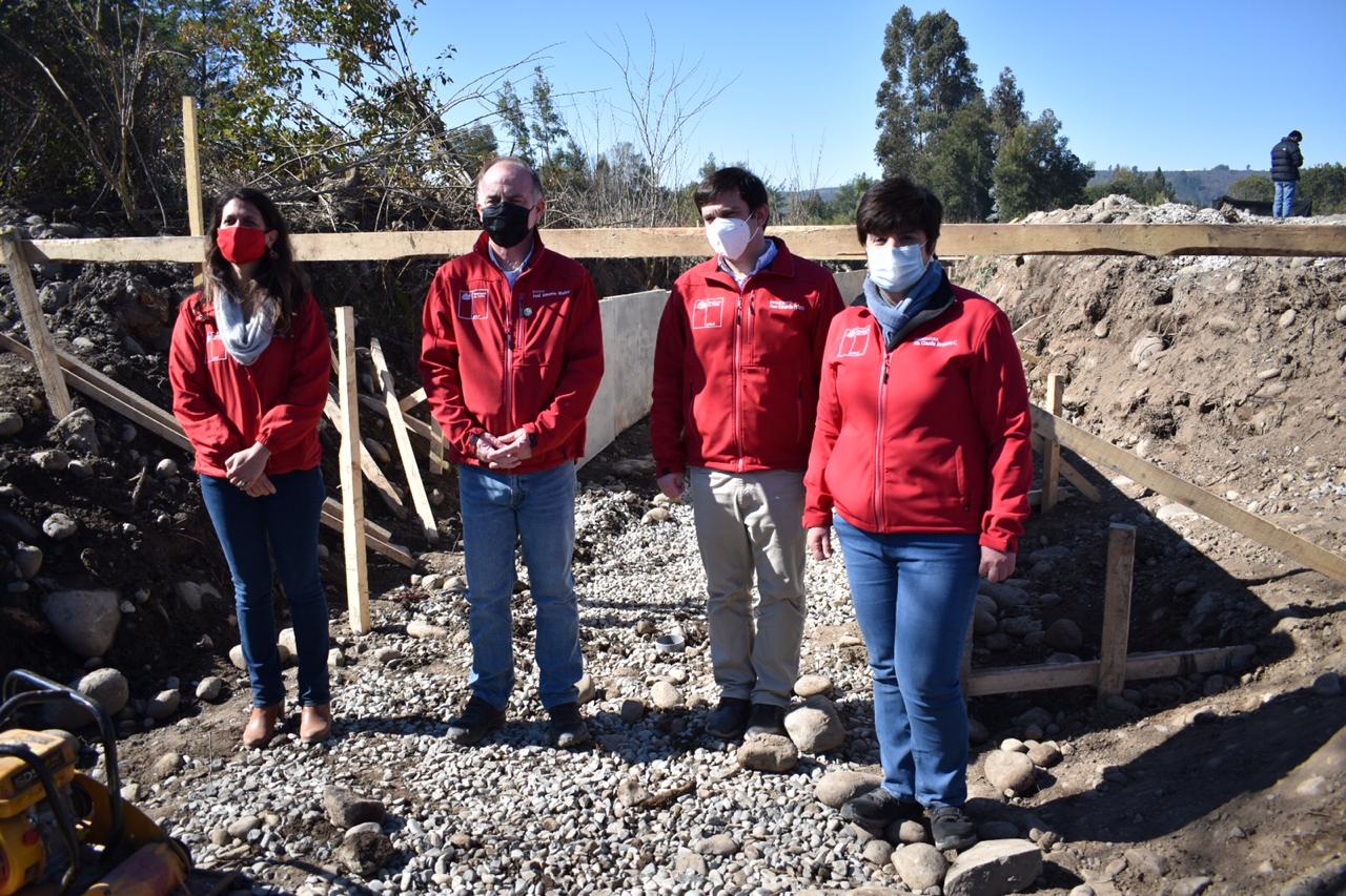 Intendente Prieto y Ministro Walker visitan obras de canal Mesamávida que beneficiará a 294 agricultores