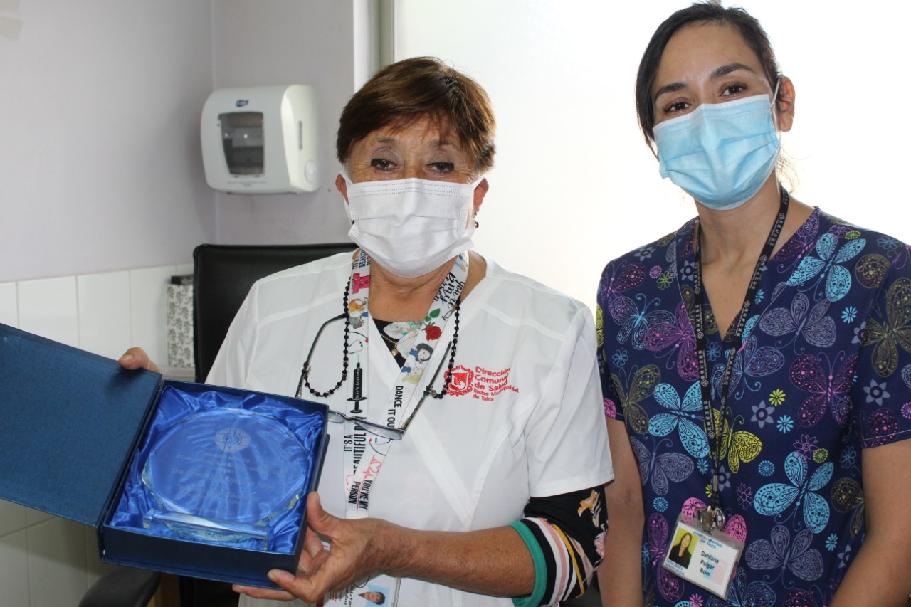 Emoción y agradecimiento de médicas homenajeadas en 1er Premio a la Mujer Médica Maulina