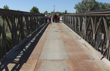 El ministerio de obras públicas instala un puente mecano para mejorar la conectividad de los vecinos del sector Chanquicó en la comuna de san Javier. Se trata de una infraestructura de 24 metros de largo