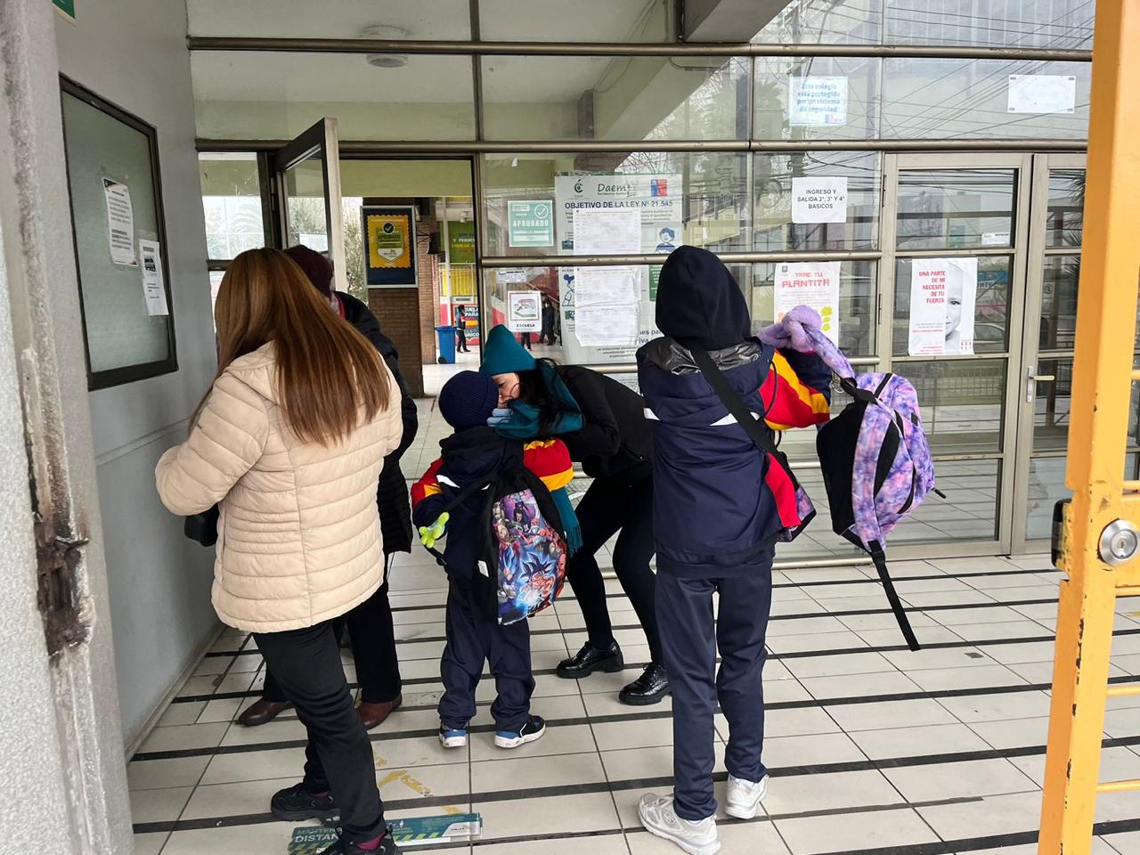 Apoderados valoran flexibilidad horaria en la Red Educativa Municipal de Curicó para enfrentar frío