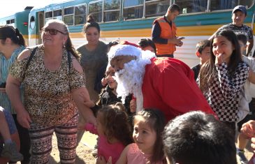 “Tren de Navidad” entregó un momento de alegría a los niños de zonas aledañas al ramal Talca-Constitución