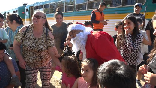 “Tren de Navidad” entregó un momento de alegría a los niños de zonas aledañas al ramal Talca-Constitución