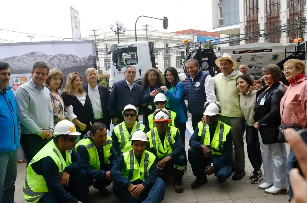 Curicó recibe moderno Camión Bacheador para mejorar calles y avenidas