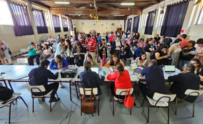 Equipo del SLEP Los Álamos atendiendo a docentes en establecimiento educacional